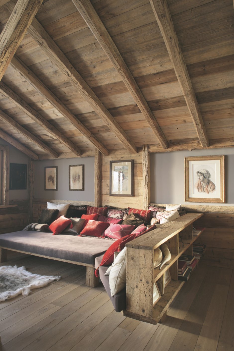 Мансардная спальня в стиле Шале