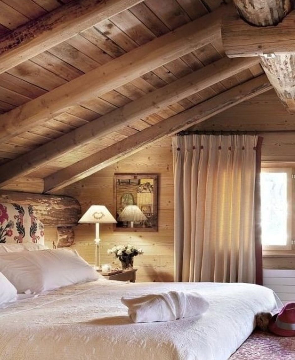 Светлая спальня на мансарде в стиле Шале
