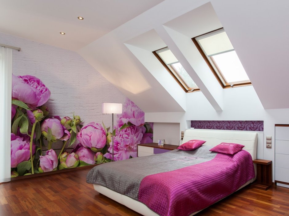 Спальня с мансардой в лиловых тонах