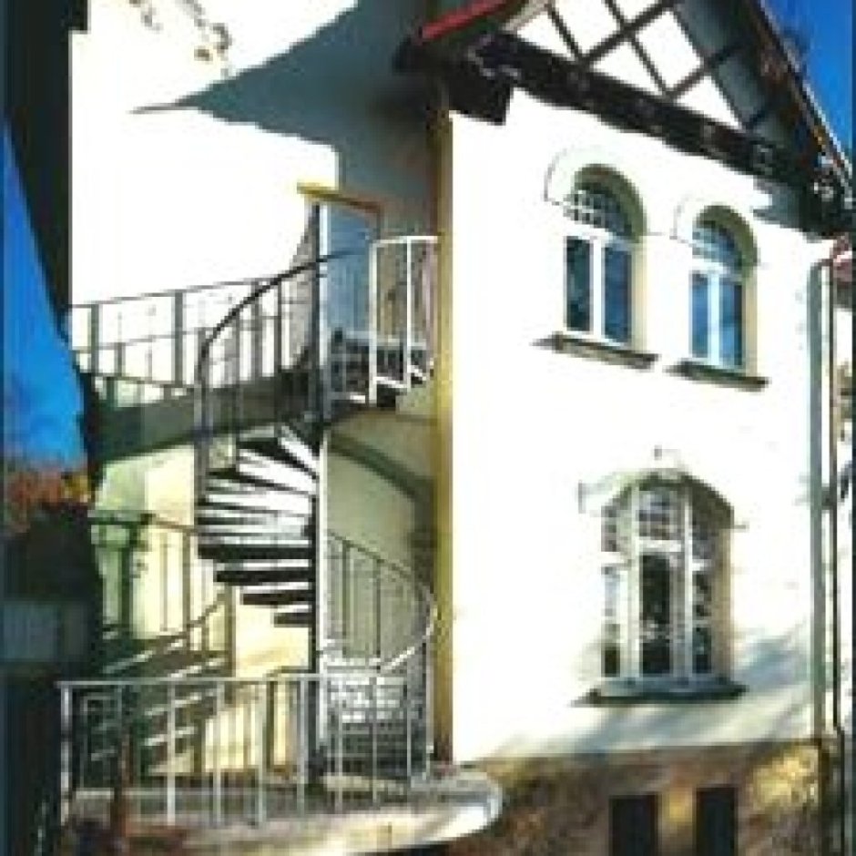 Двухэтажные дома с наружными лестницами