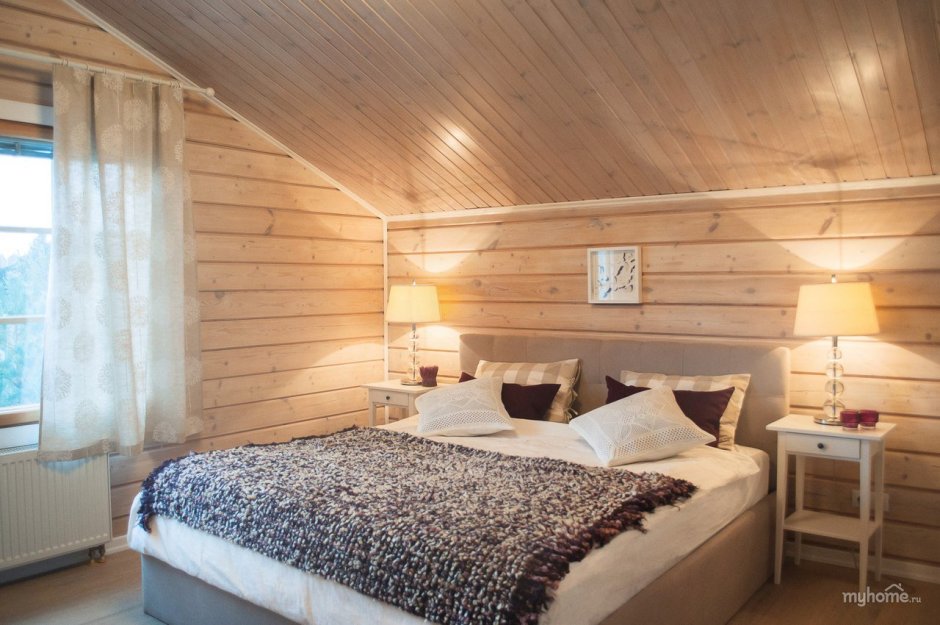 Спальня в деревянном доме из бруса