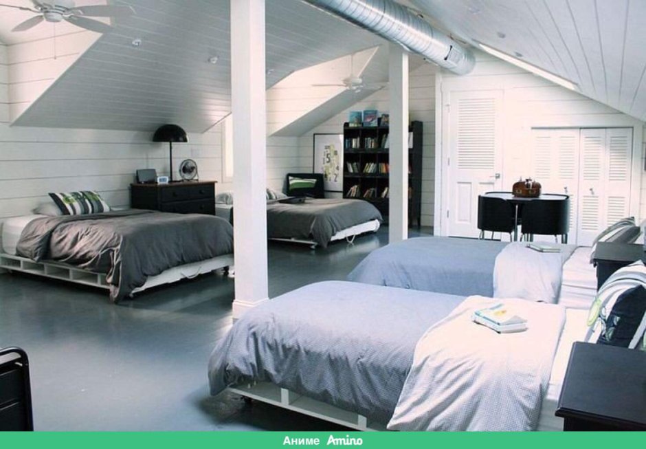 Мансардная комната с большой кроватью