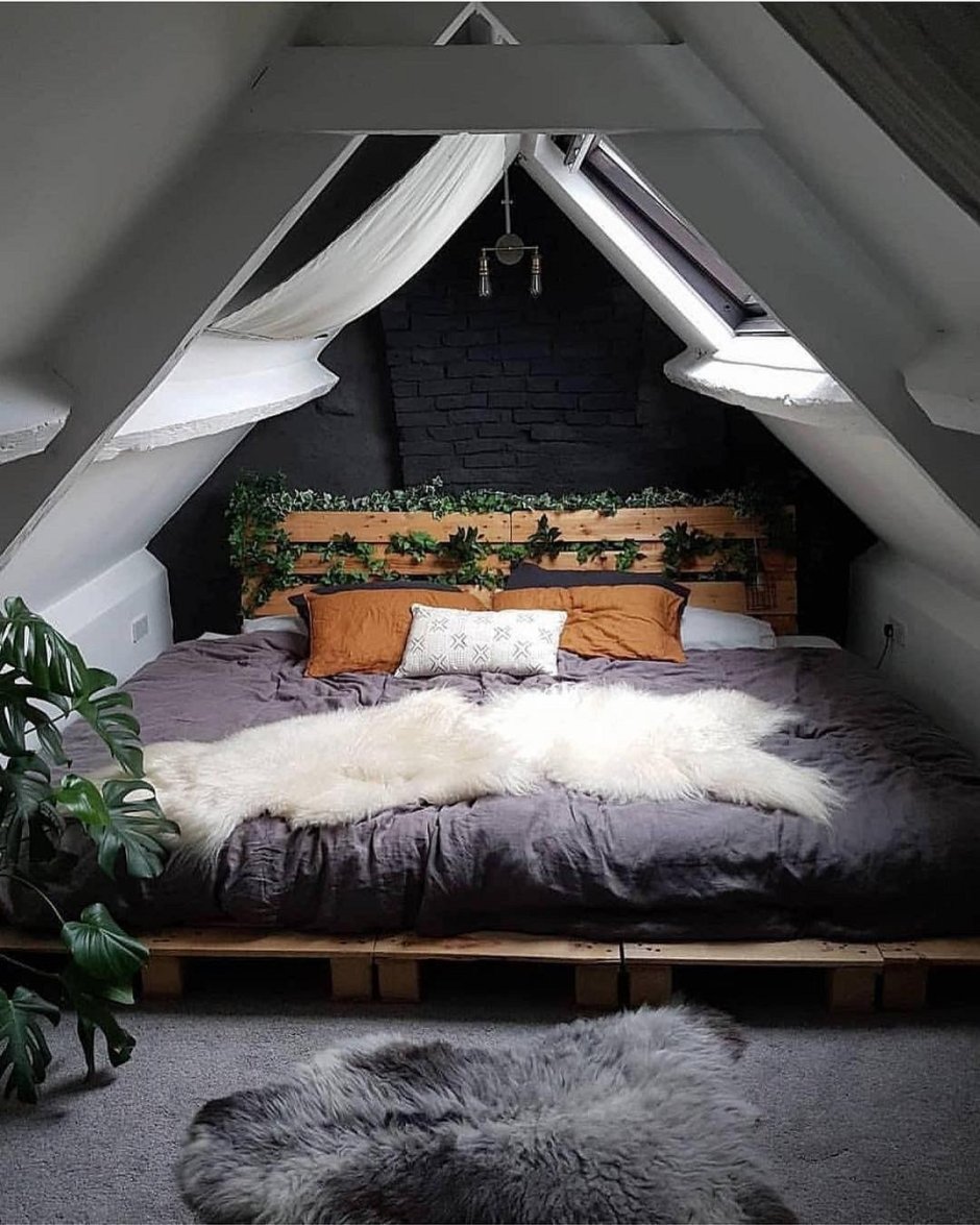Кровать под крышей