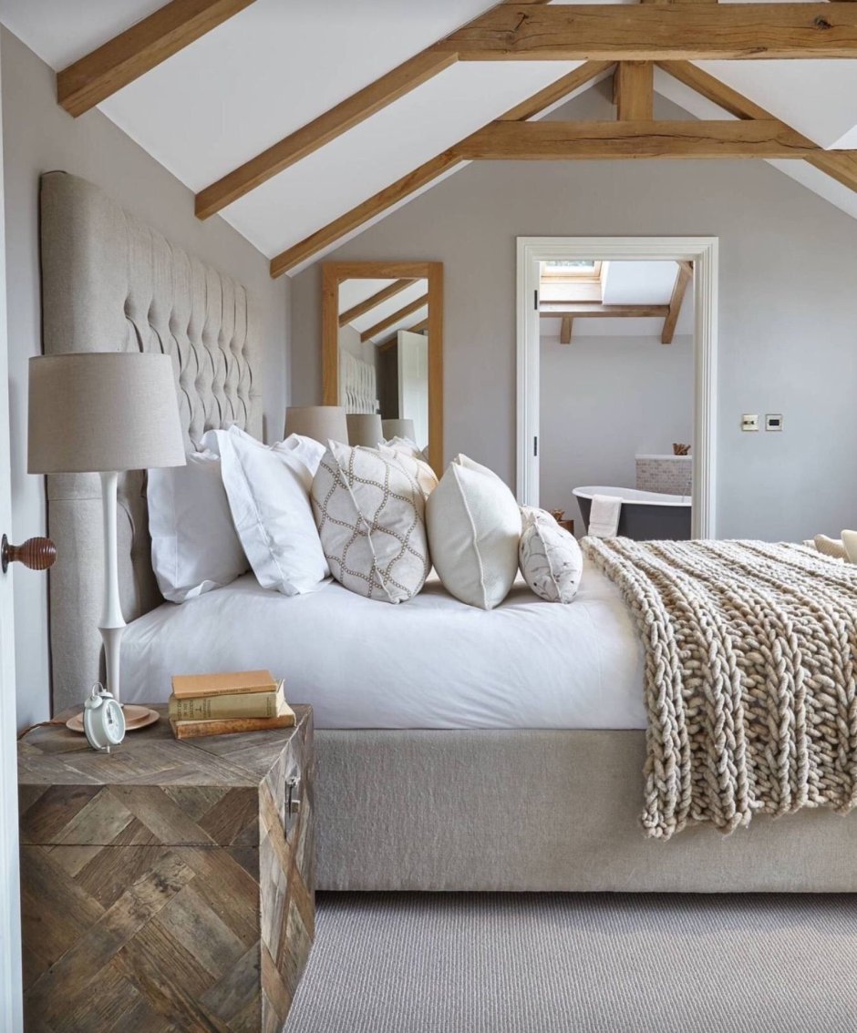 Спальня в деревянном доме со скошенным потолком