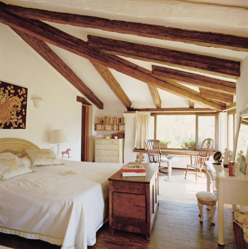 Спальня на мансарде с высоким потолком