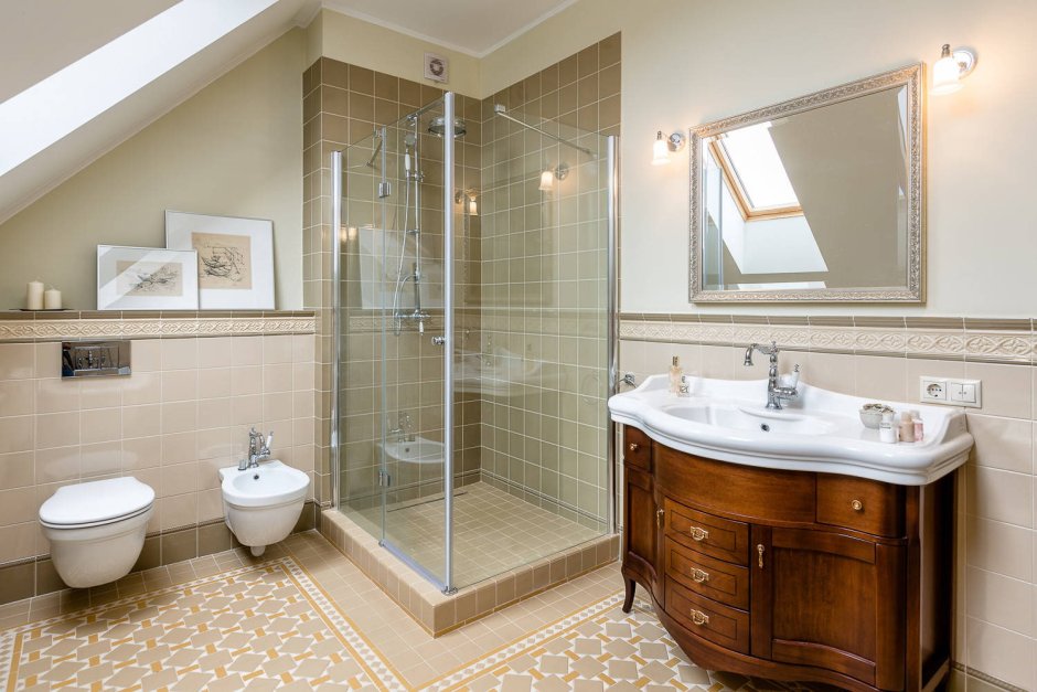 Ванная комната с душевой кабиной в частном доме