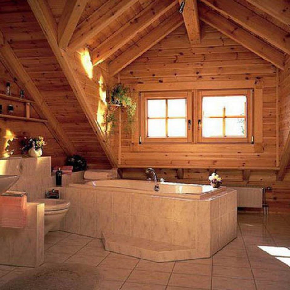 Ванна в частном деревянном доме на мансарде
