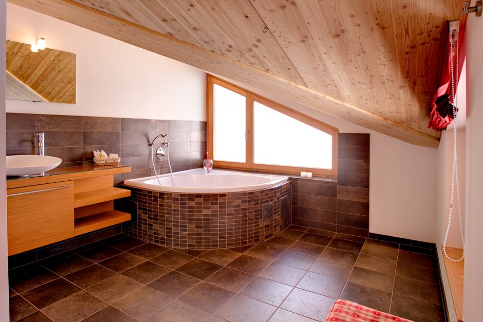 Ванна в деревянном доме на мансардном этаже