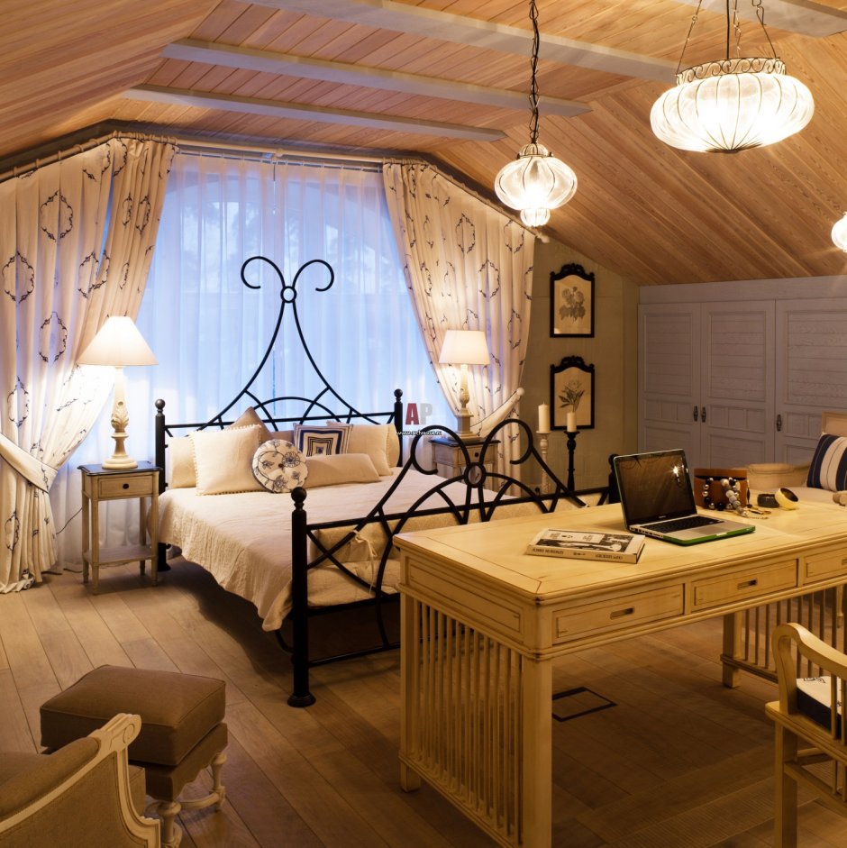 Спальня в мансарде с отделкой из дерева