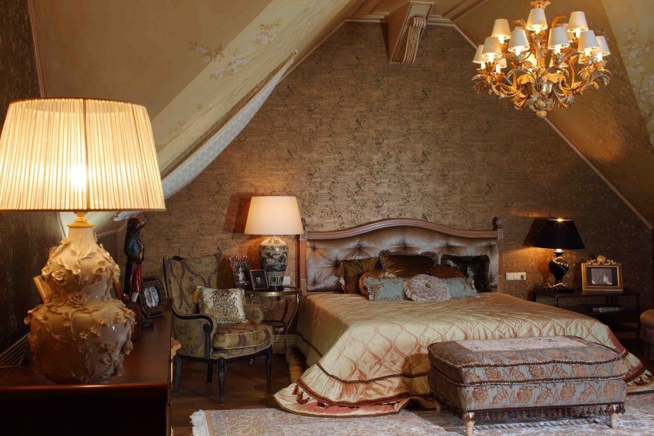 Интерьер мансардной спальни в классическом стиле