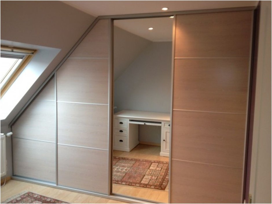 Встроенный шкаф купе в спальню мансардного типа
