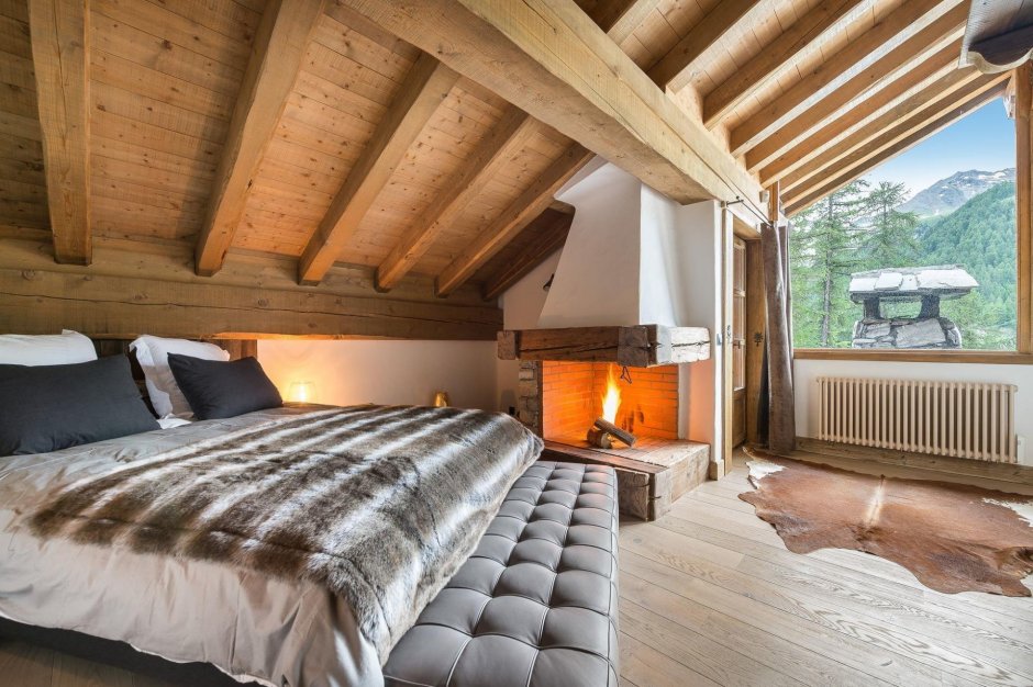 Спальня с камином в деревянном доме