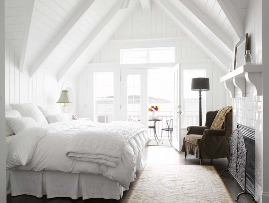 Спальня на мансарде в белом цвете