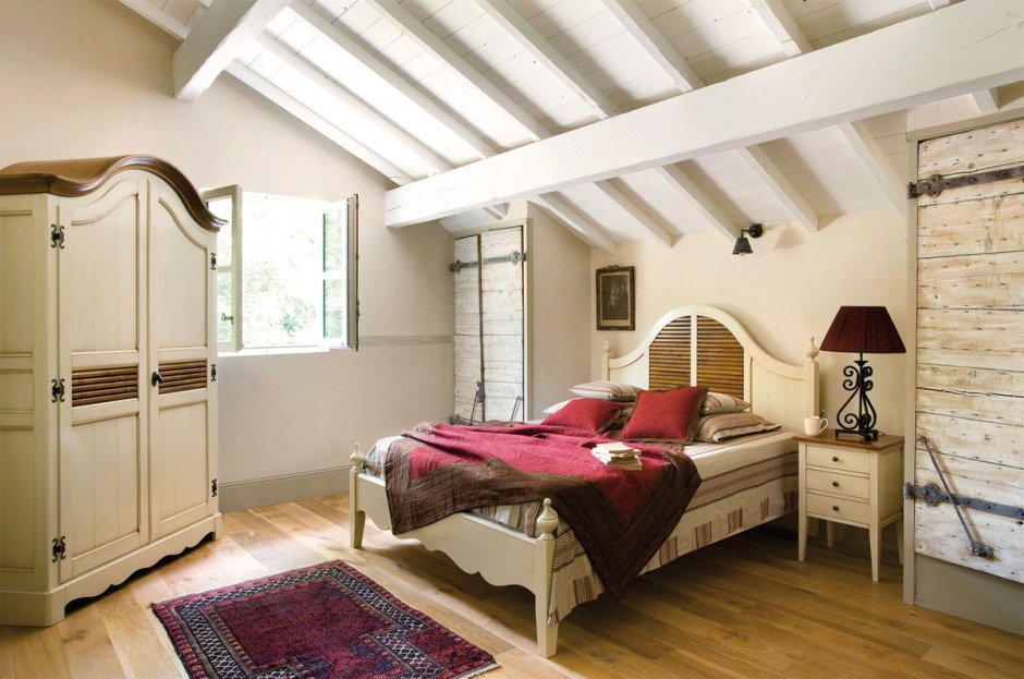 Спальня на мансарде в стиле Кантри