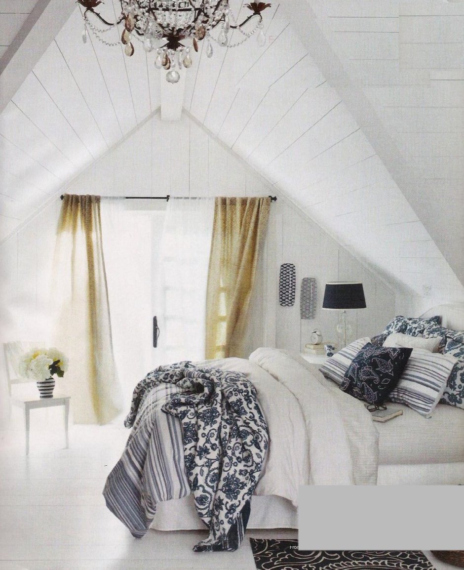 Спальня на мансарде в белых тонах
