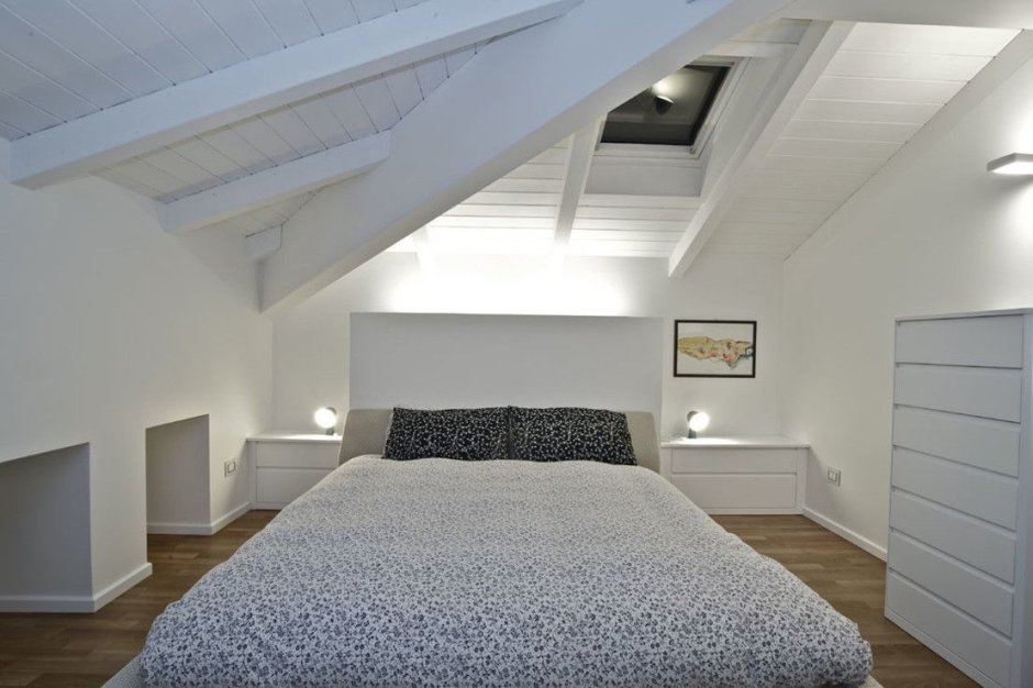 Спальня на мансарде с двухскатной крышей