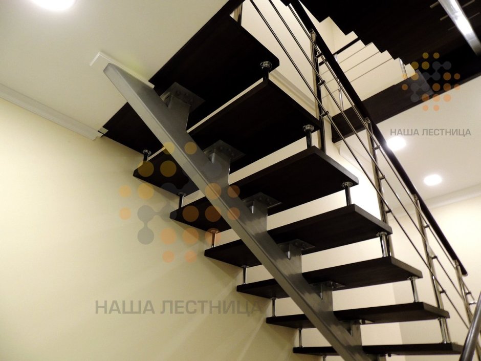 Каркас лестницы из металла на второй этаж на монокосоуре