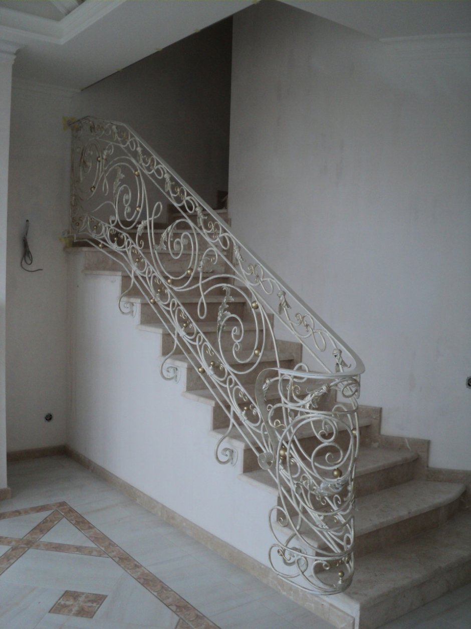 Белые кованые перила для лестниц