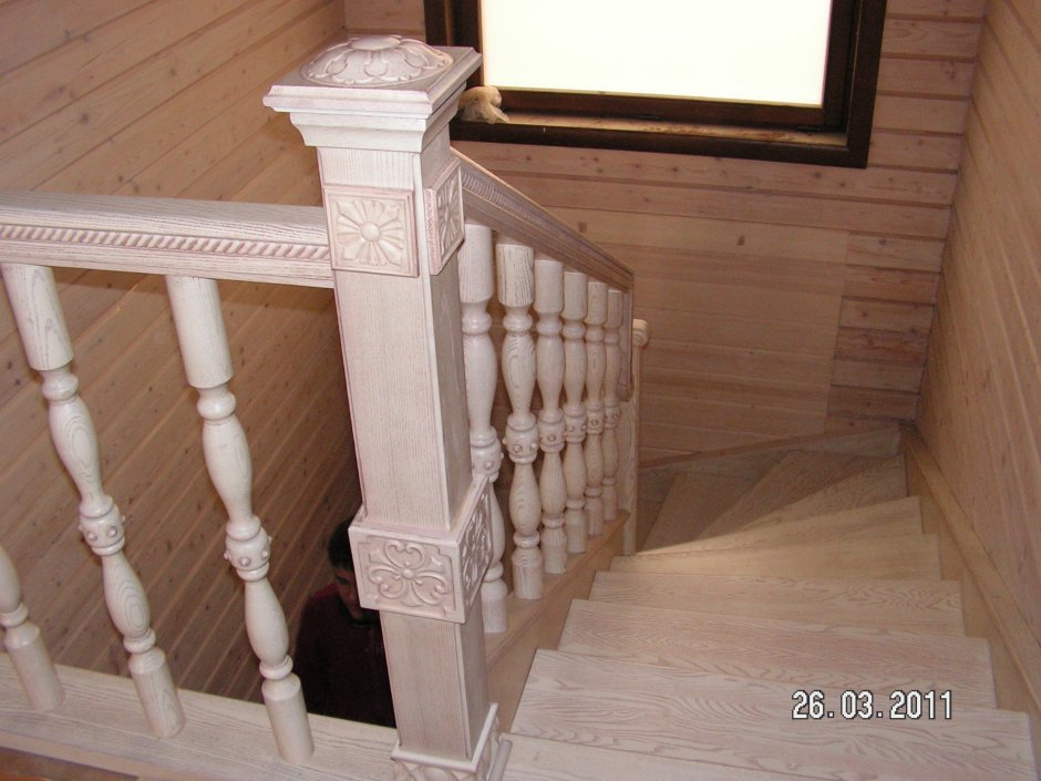 Деревянные лестницы с белыми балясинами