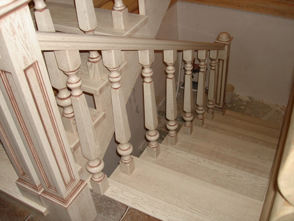 Лестница на второй этаж с балясинами