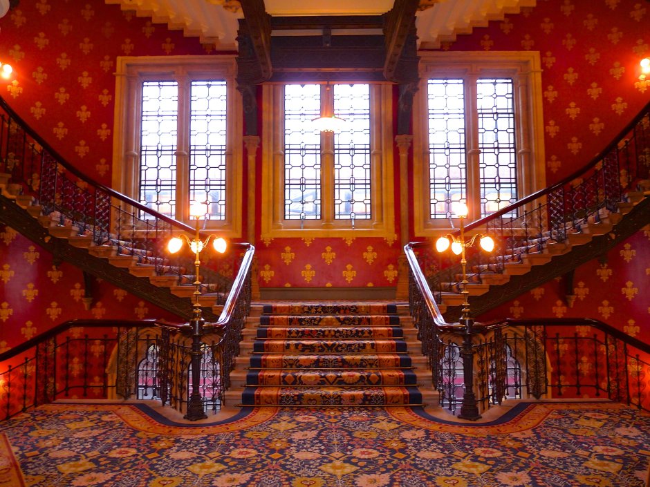 Сказочный дворец лестница