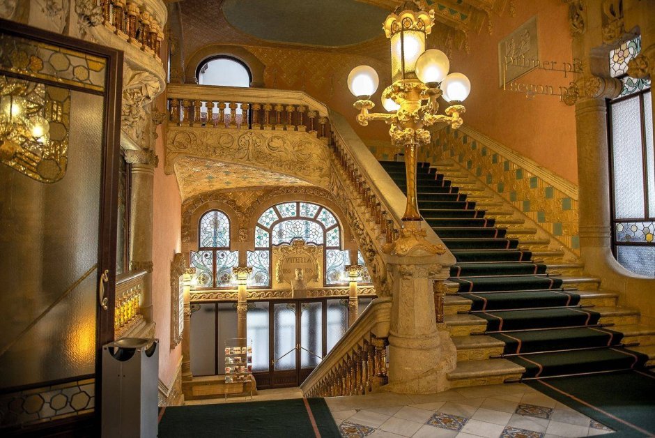 Убранство над лестницей в Дворце