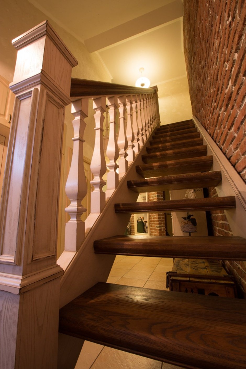 Лестница из дерева в классическом стиле