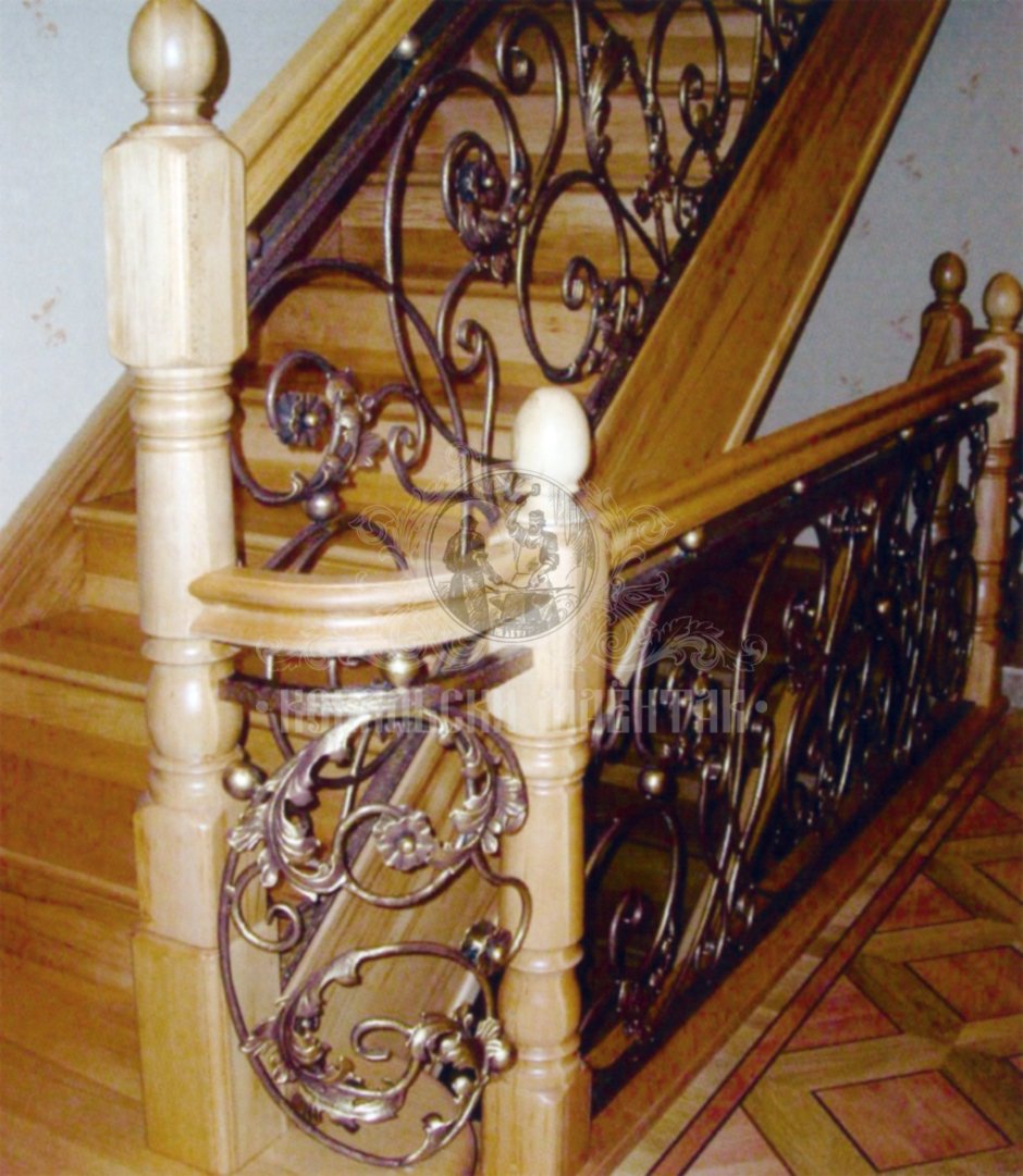 Деревянная лестница с ковкой
