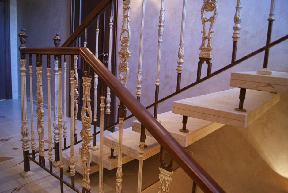 Мраморная лестница с деревянными балясинами