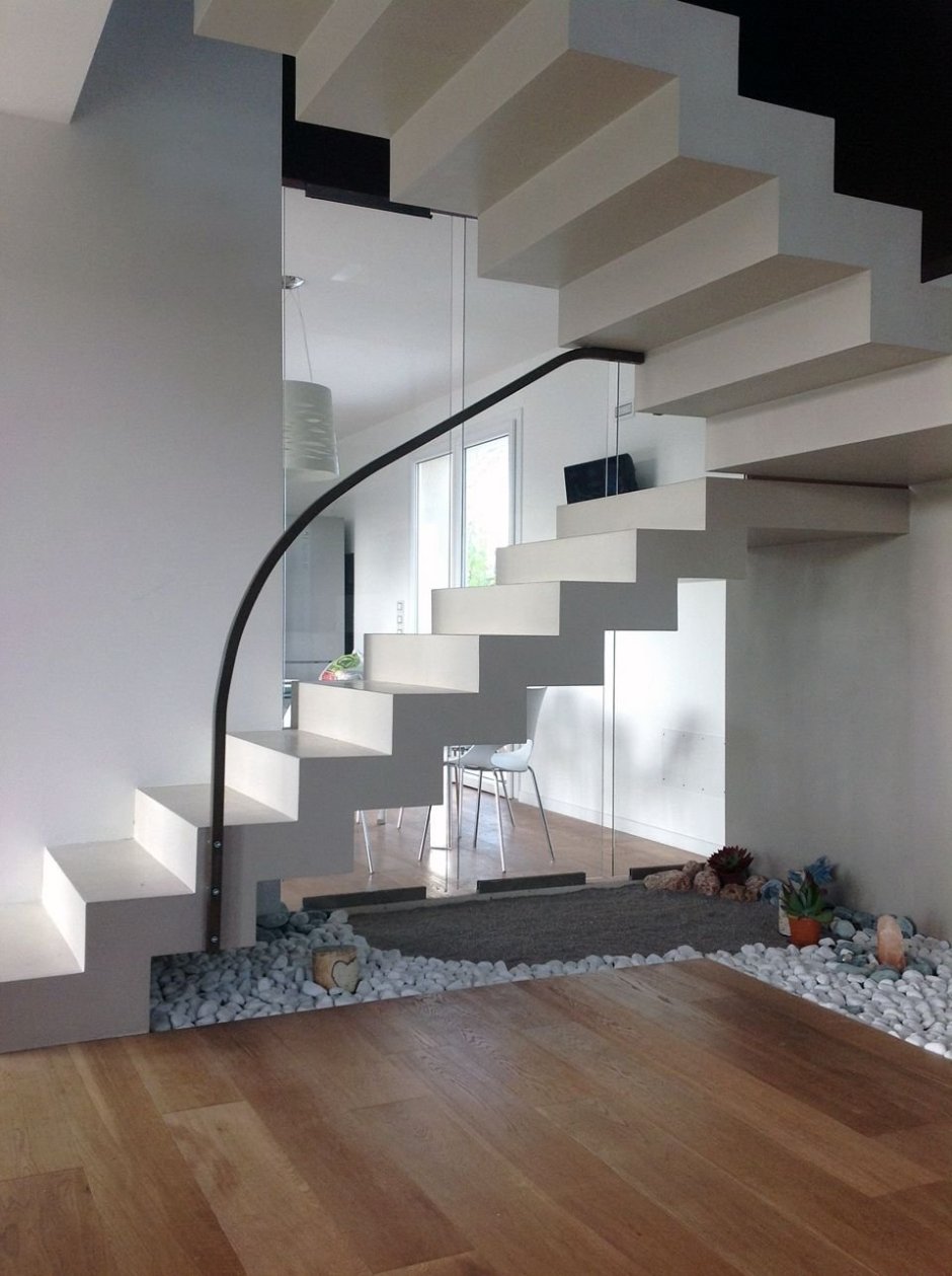 Бетонная лестница в доме
