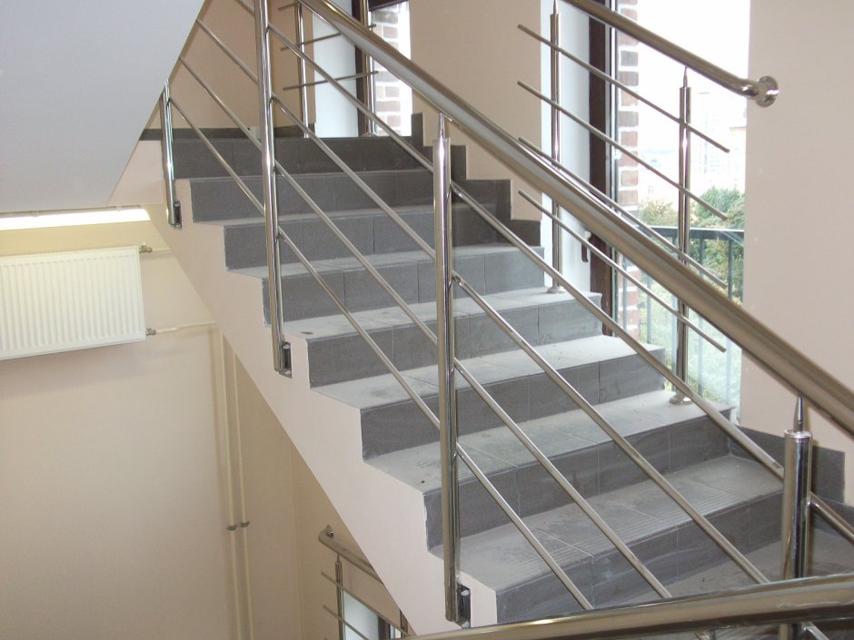 Лестницы с металлическими перилами из нержавейки
