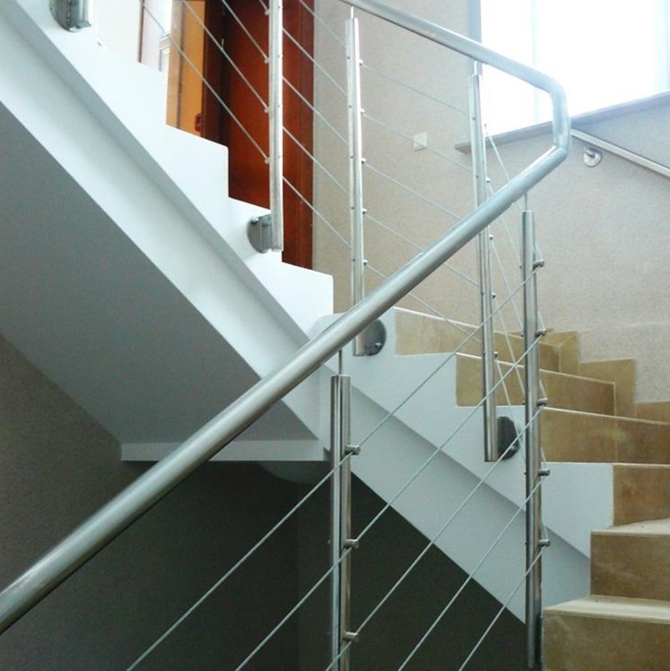 Металлическая лестница с площадкой и перилами
