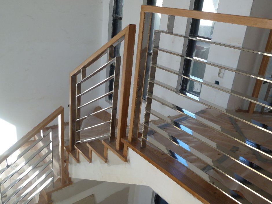 Комбинированное ограждение лестницы металл дерево