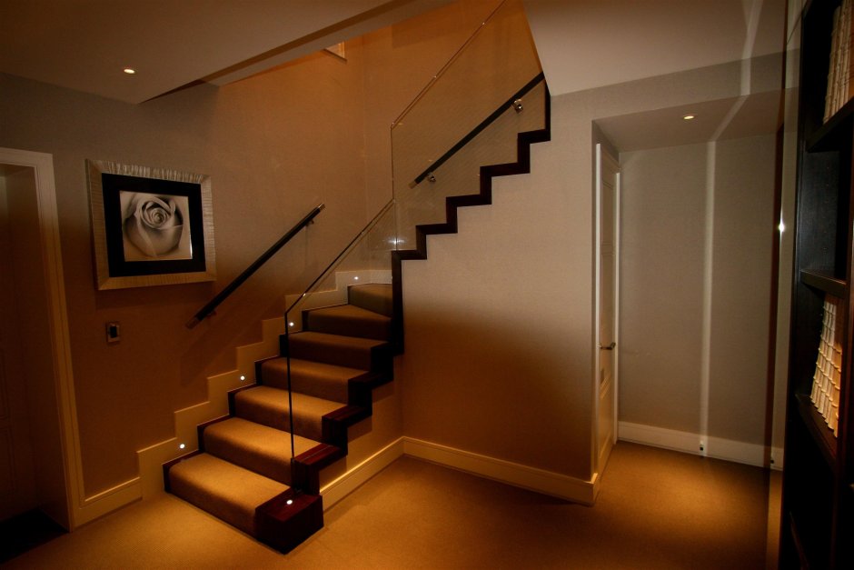 Лестница на второй этаж с подсветкой