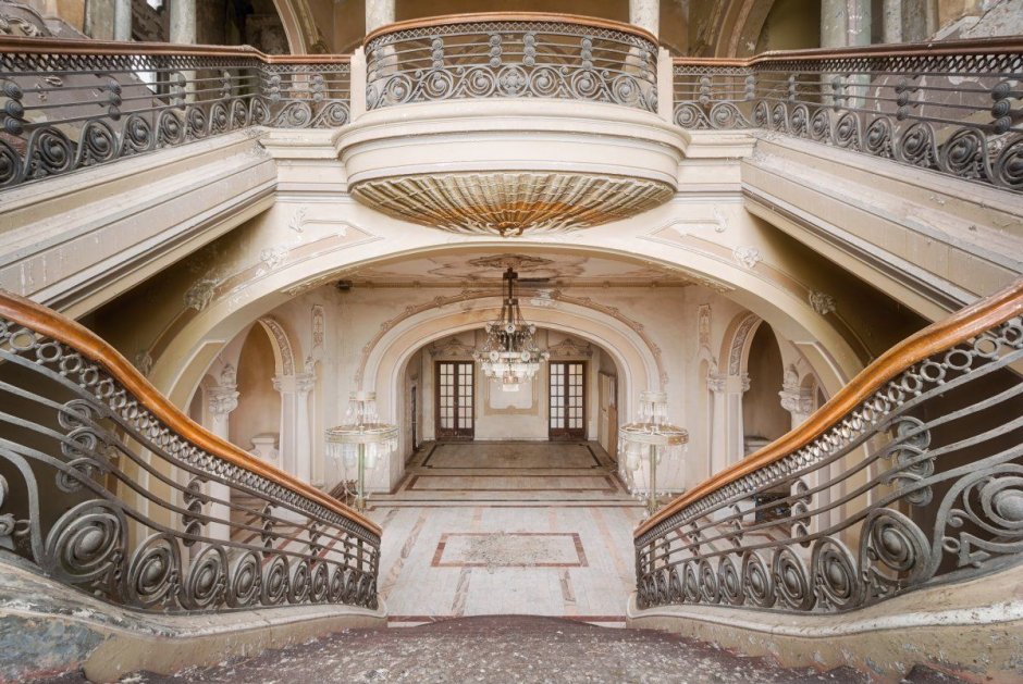 Парадная лестница Букингемского дворца
