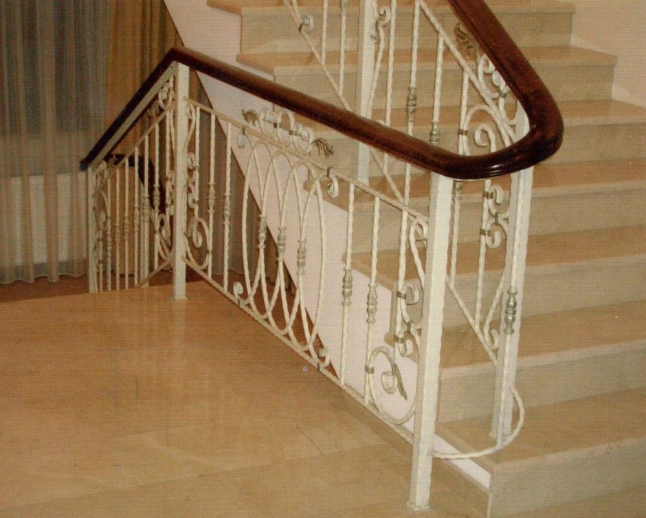 Белый поручень для лестницы