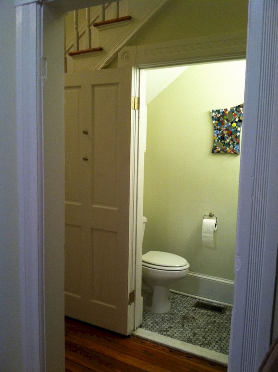 Гостевой туалет под лестницей
