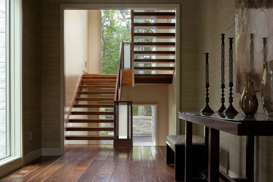 Интерьер лестницы в деревянном доме