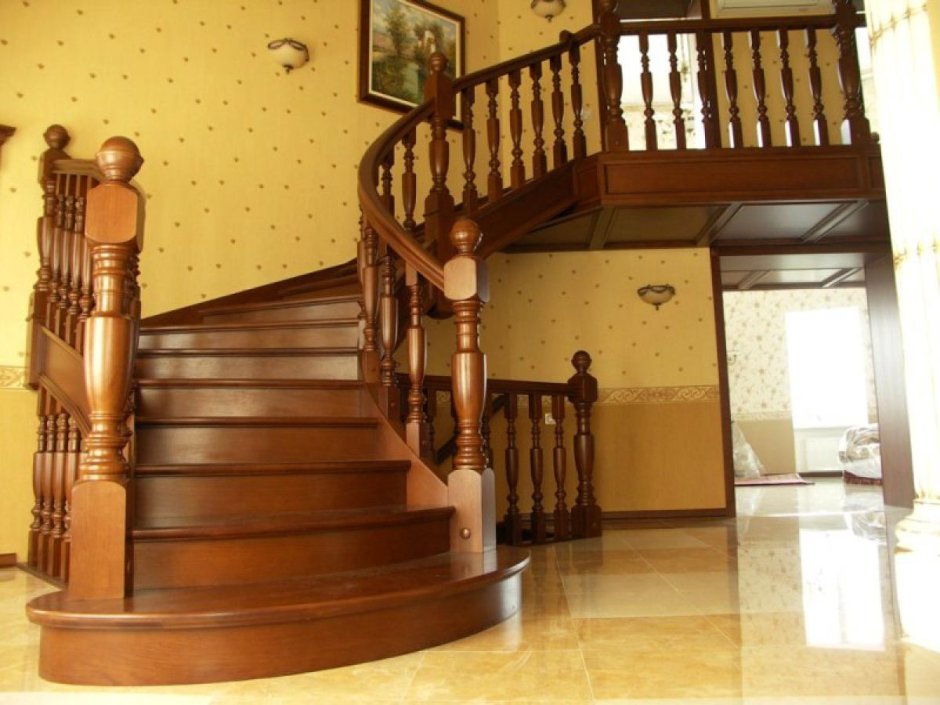Прихожая в деревянном доме с лестницей