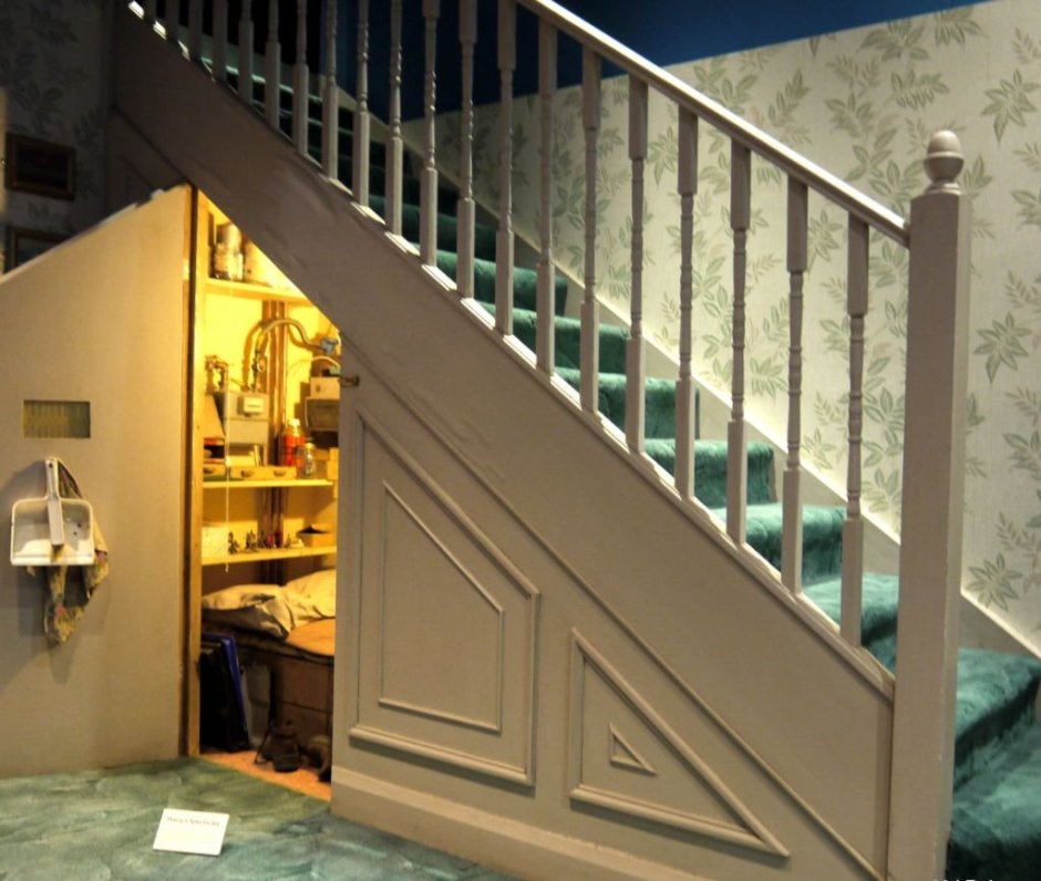 Комната Гарри Поттера под лестницей