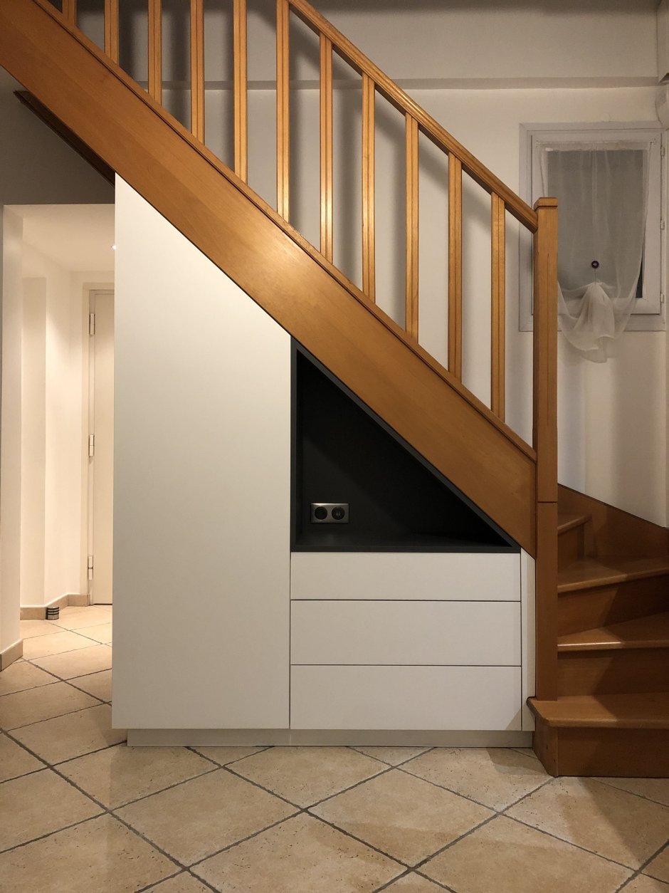 Встроенный холодильник под лестницей