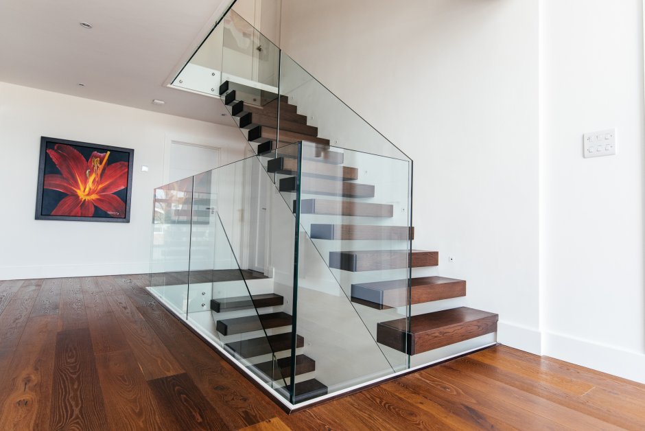 Дизайн деревянных лестниц с стеклянным ограждением