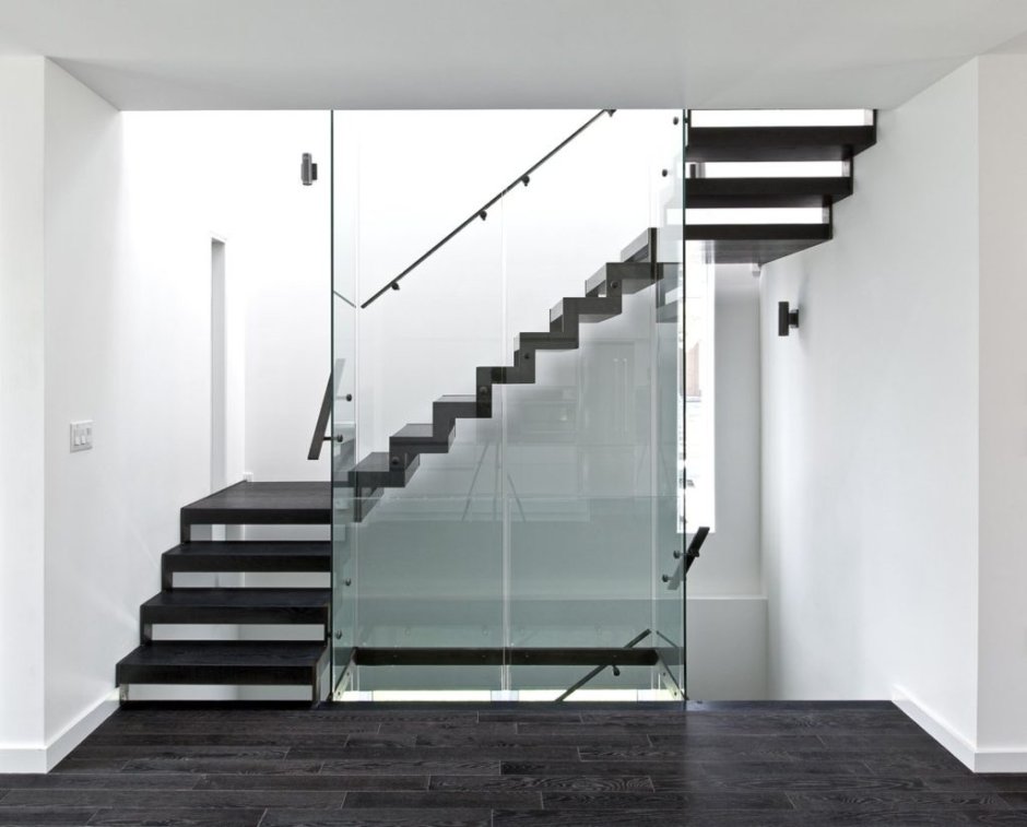 Лестница с тонированным стеклом