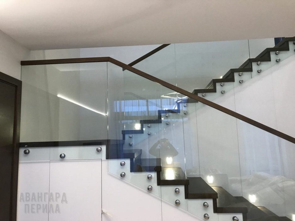 Лестница со стеклянным ограждением