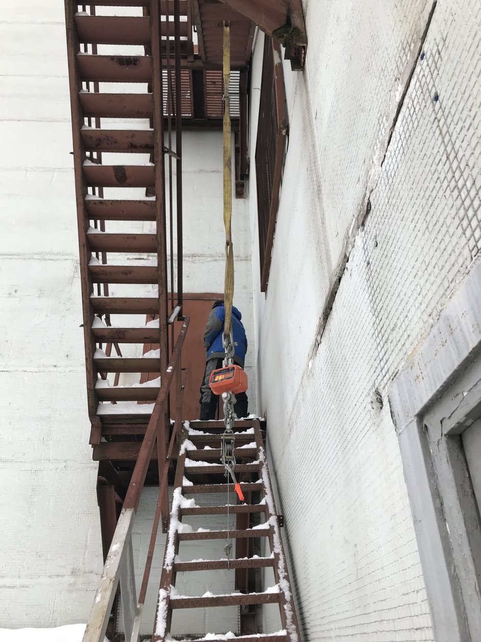 Отделка балкона с пожарной лестницей