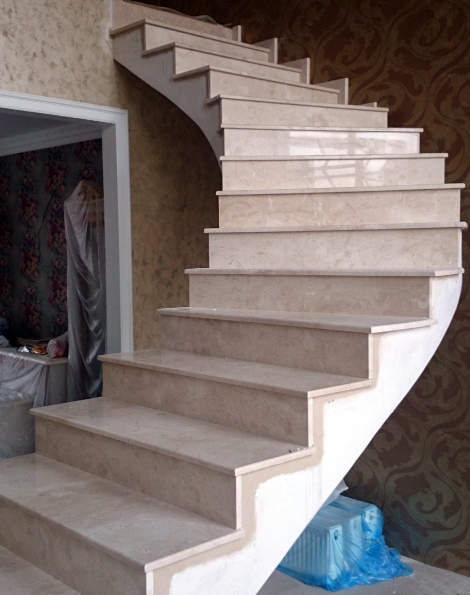 Лестница с мраморными ступенями