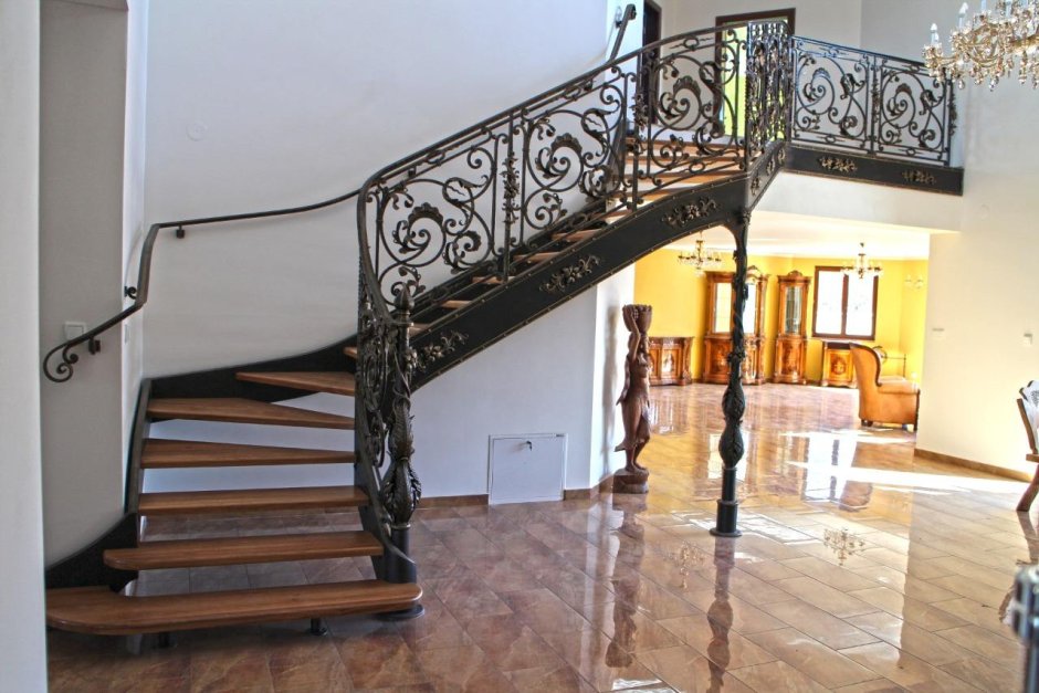 Кованная лестница в доме