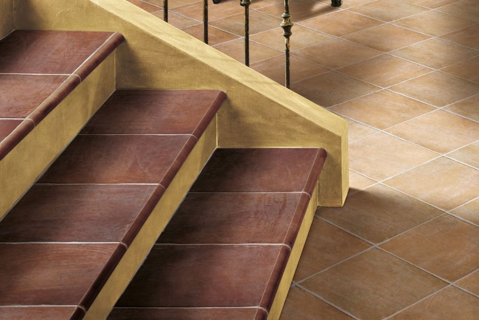 Керамическая плитка на ступени лестницы