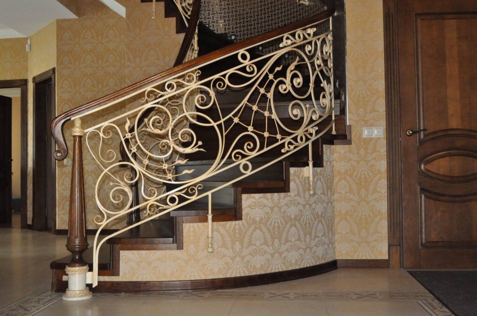 Полувинтовая лестница с кованными перилами