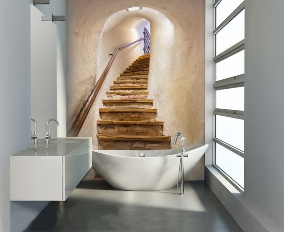 Ванная комната с лестницей